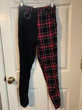 Hot Topic Black and Red Plaid Contrast Straight-Leg Pants with O-Ring